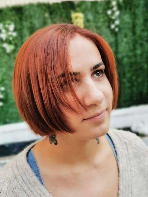 Cabells curts vermellosos